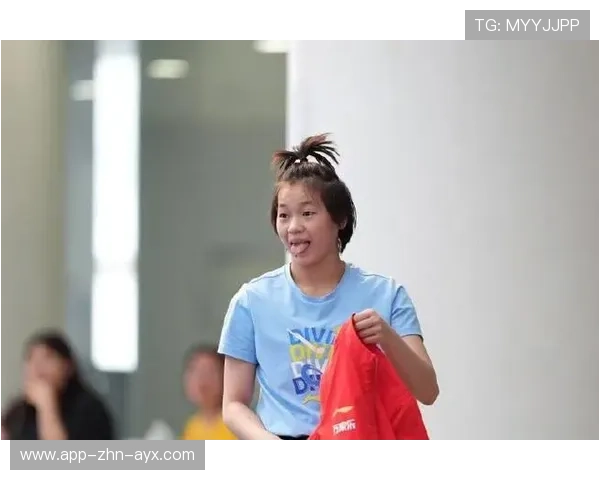 世界冠军跳水失误！空翻变肚子摔