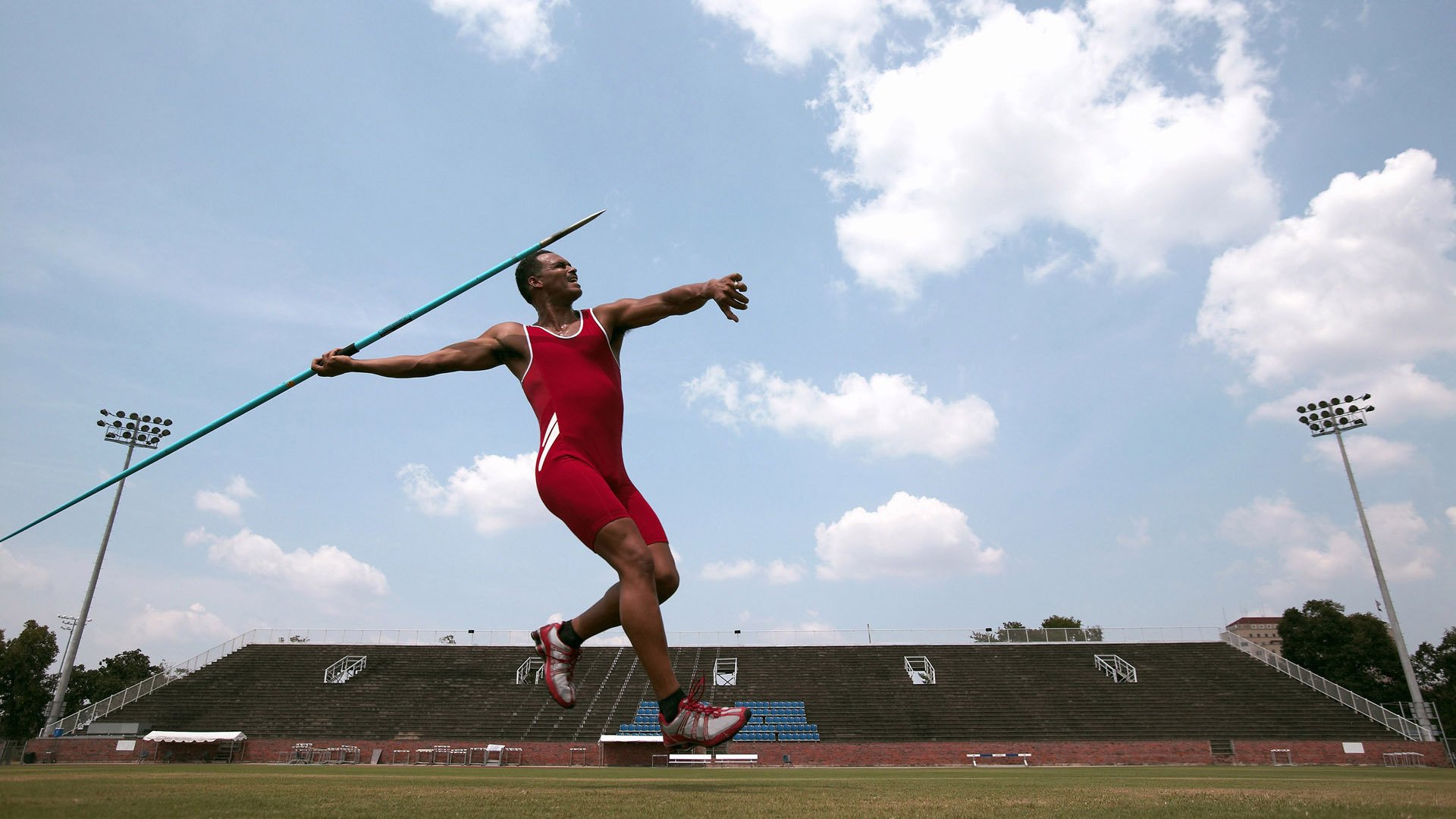 “高新体育中心沙滩排球：队员协调默契，赛场气氛火爆”