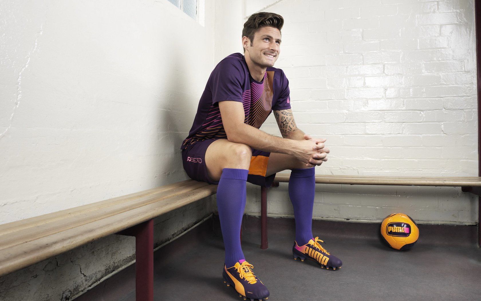 国王场边训练照展示球员专注面貌，国王 球队